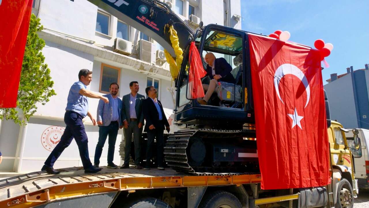Yatağan Belediyesi’nden 7,5 Milyon Liralık Yeni Ekskavatör Yatırımı 4